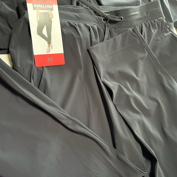 Kirkland Signature Black Activewear Set - Picture 5 of 7